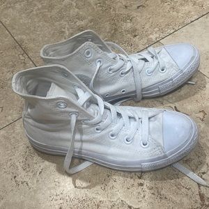 Unisex White Chuck Taylor All Star High Top Converse W’s Size 6.5 M’s Size 4.5